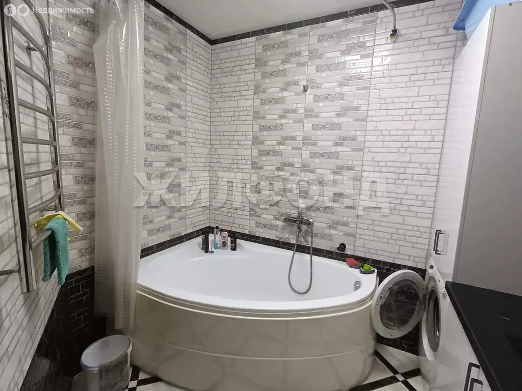 3-комнатная квартира: Абакан, улица Чертыгашева, 166 (78 м) - Фото 0