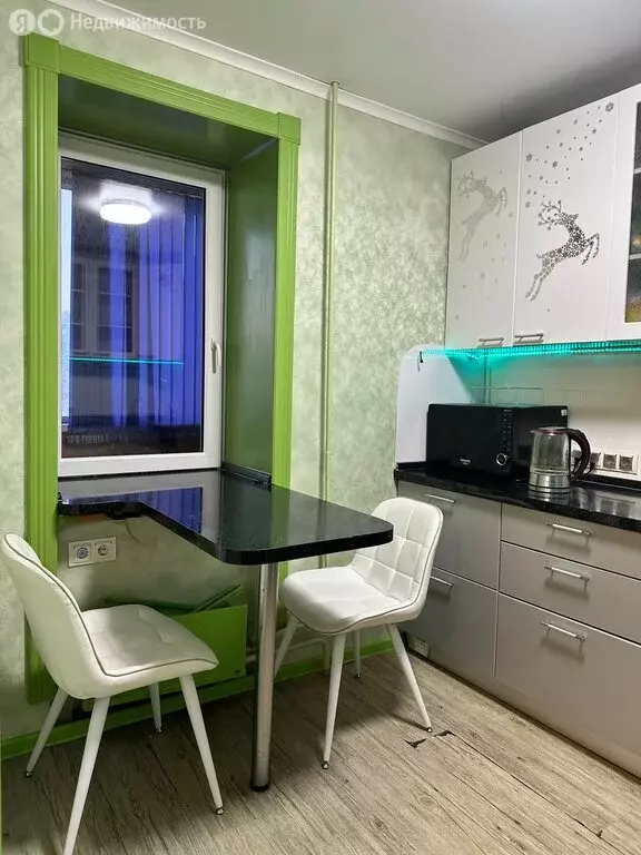 3-комнатная квартира: посёлок городского типа Молочный, улица ... - Фото 1