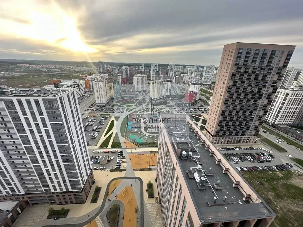 3-комнатная квартира: Екатеринбург, микрорайон Академический, жилой ... - Фото 0