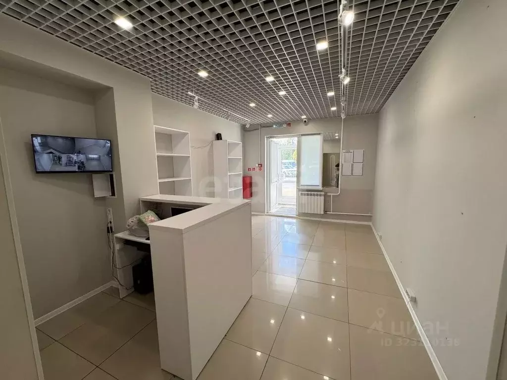 Торговая площадь в Ханты-Мансийский АО, Сургут ул. Есенина, 6 (77 м) - Фото 1