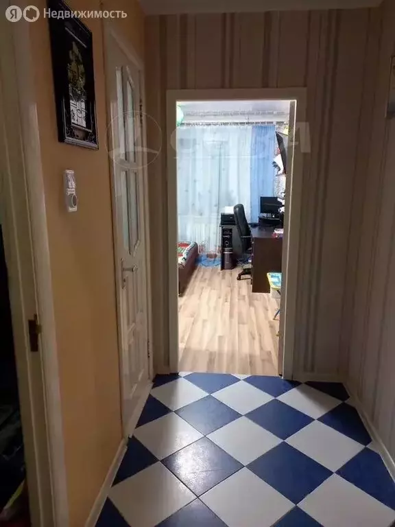 3-комнатная квартира: Тюмень, улица Домостроителей, 18 (66 м) - Фото 1