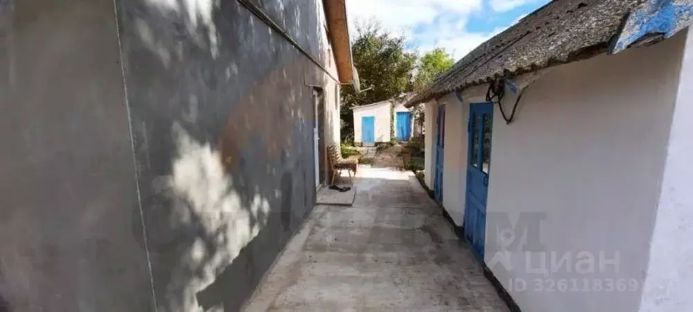 Дом в Крым, Сакский район, Охотниковское с/пос, с. Орлянка пер. ... - Фото 1