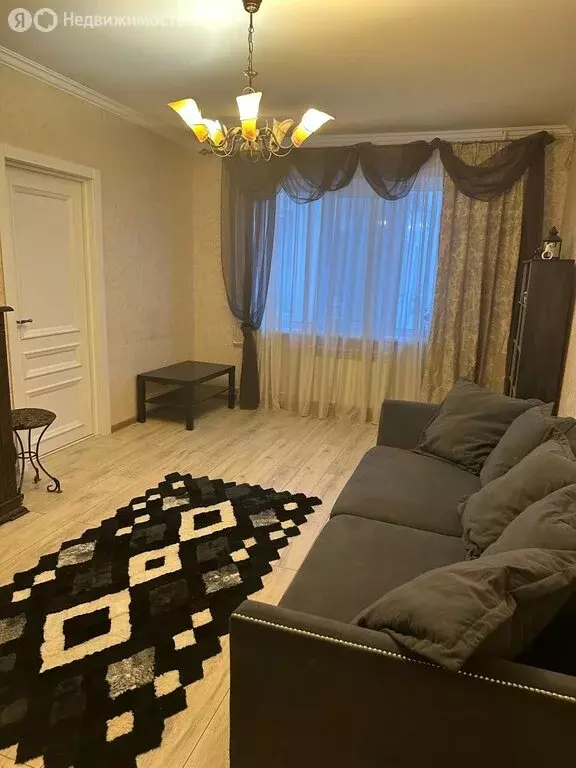 2-комнатная квартира: Саратов, улица имени С.Ф. Тархова, 27 (72 м) - Фото 1