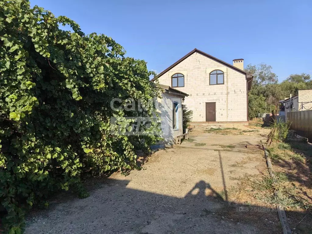 Дом в Калмыкия, Элиста ул. 28-й Армии, 58 (250 м) - Фото 1