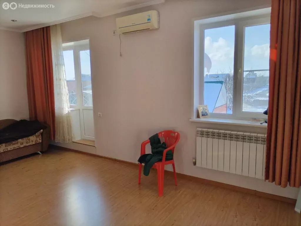 Дом в Александровка, Октябрьская улица (270 м) - Фото 0
