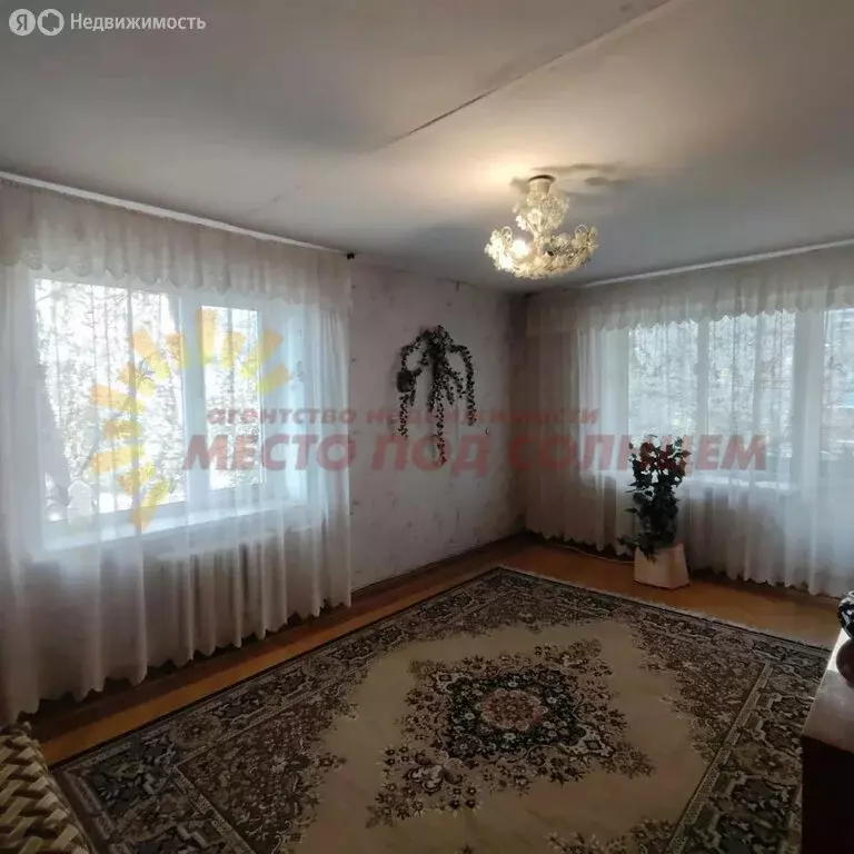 4-комнатная квартира: станица Старощербиновская, Краснопартизанская ... - Фото 1