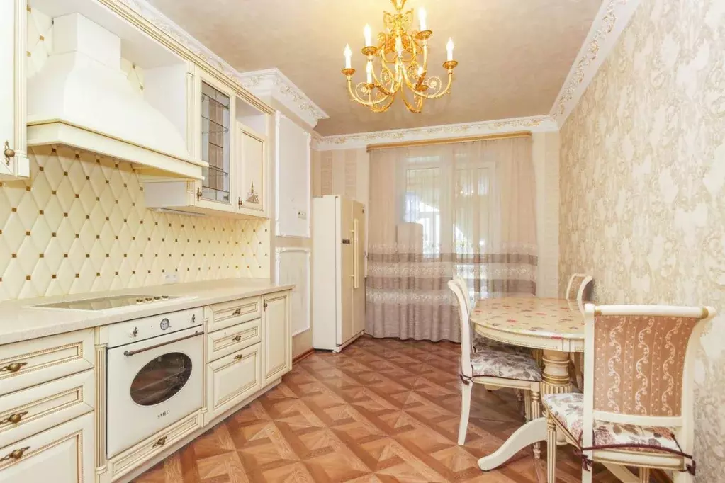 3-к кв. Омская область, Омск бул. Архитекторов, 19 (106.9 м) - Фото 0