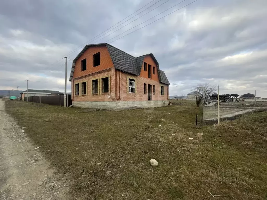 Дом в Ингушетия, Сунженский район, Троицкая ст-ца  (240 м) - Фото 1