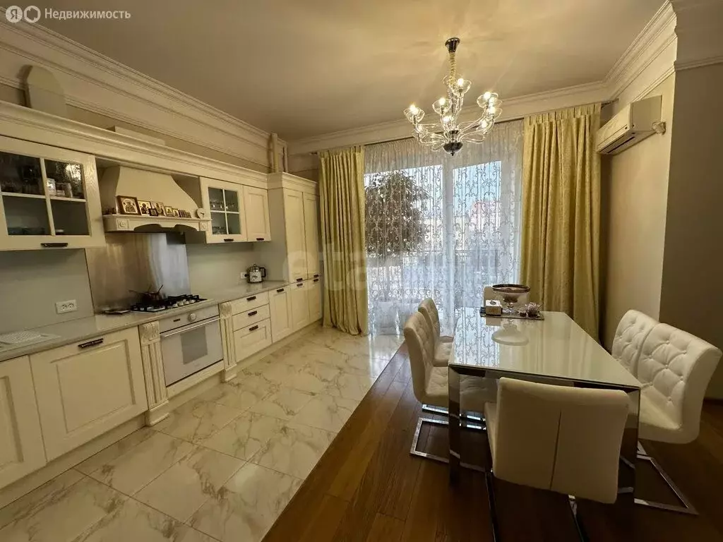 3-комнатная квартира: Астрахань, улица Латышева, 7В (97.3 м) - Фото 1