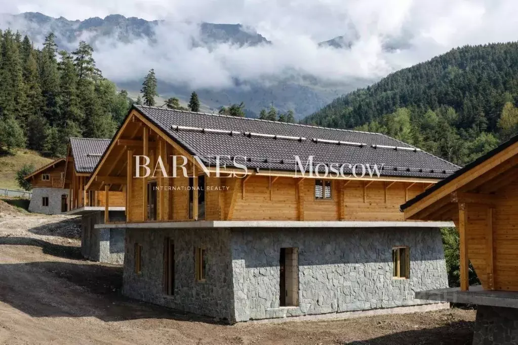 Дом в Карачаево-Черкесия, Зеленчукский район, Лунная Поляна хут.  (244 ... - Фото 1