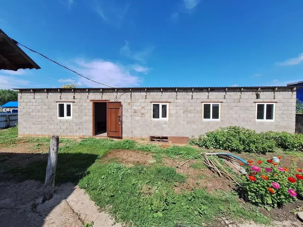 Дом в Башкортостан, Стерлитамакский район, с. Аючево Янаульская ул. ... - Фото 1