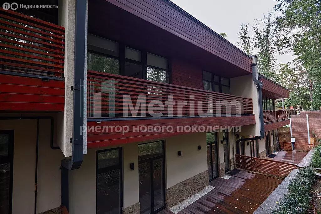 Дом в деревня Жуковка, дачный посёлок Ильинское (340 м) - Фото 1