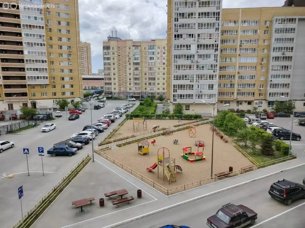 3-комнатная квартира: Тюмень, улица Ю.-Р.Г. Эрвье, 10 (80 м) - Фото 1