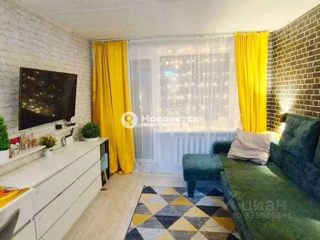 3-к кв. Кировская область, Киров ул. Опарина, 11 (50.6 м) - Фото 1