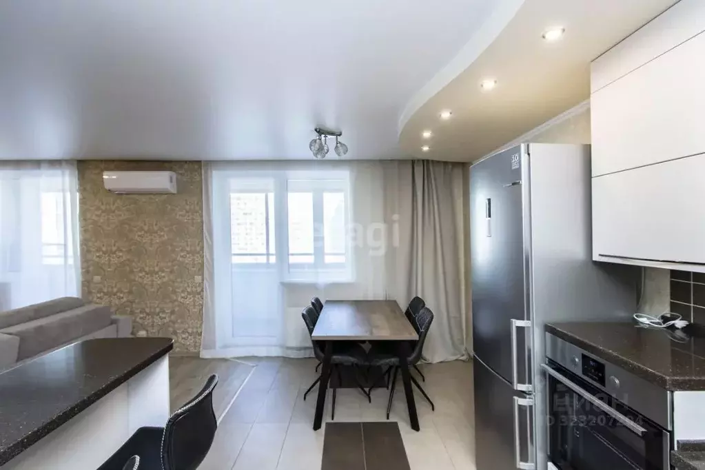 2-к кв. Тюменская область, Тюмень ул. 50 лет Октября, 57А (66.5 м) - Фото 1