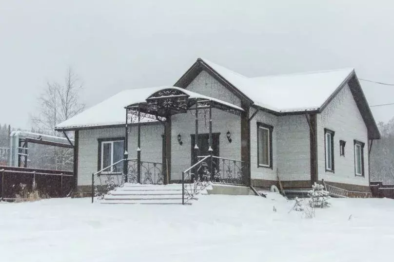 Дом в Карелия, Сортавальское городское поселение, пос. Хюмпеля ул. ... - Фото 0