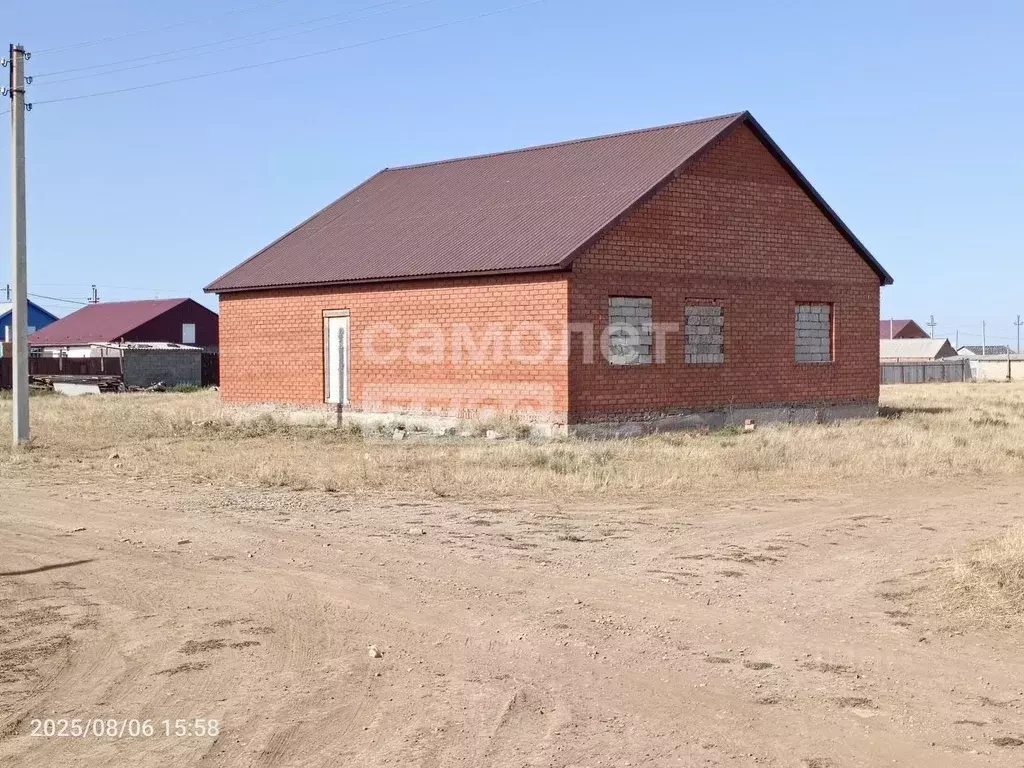 Дом в Калмыкия, Целинный район, с. Троицкое ул. Толстого, 53 (132 м) - Фото 1