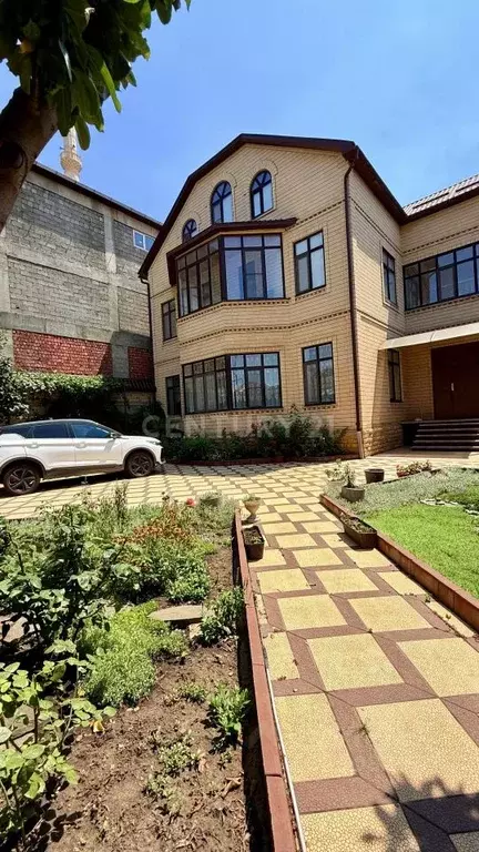 Дом в Дагестан, Махачкала ул. Героев Дагестана, 77 (360 м) - Фото 1