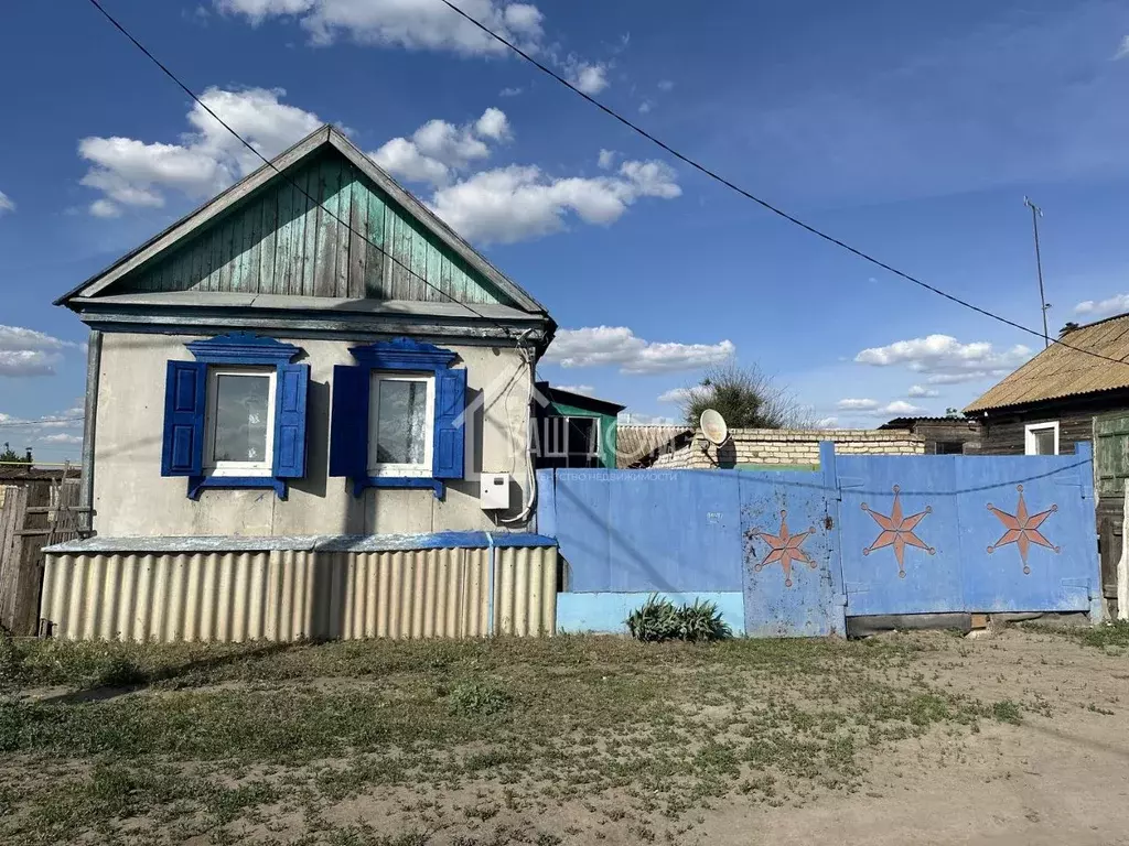 Дом в Астраханская область, Ахтубинск ул. Карла Маркса, 89 (50 м) - Фото 1