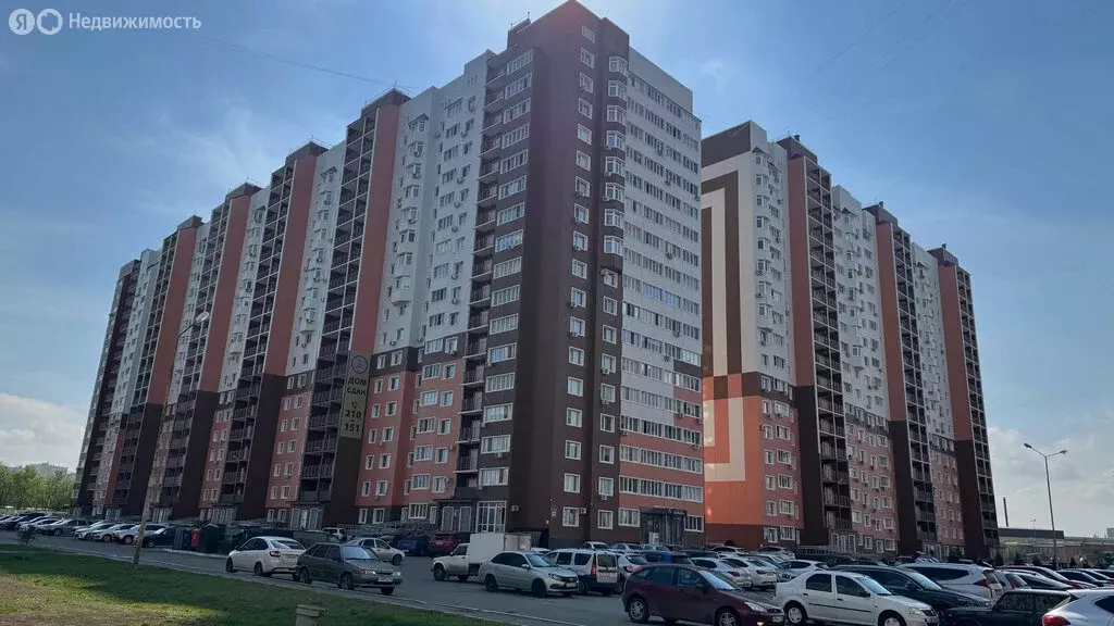 2-комнатная квартира: Оренбург, улица Фронтовиков, 10/4 (65 м) - Фото 0