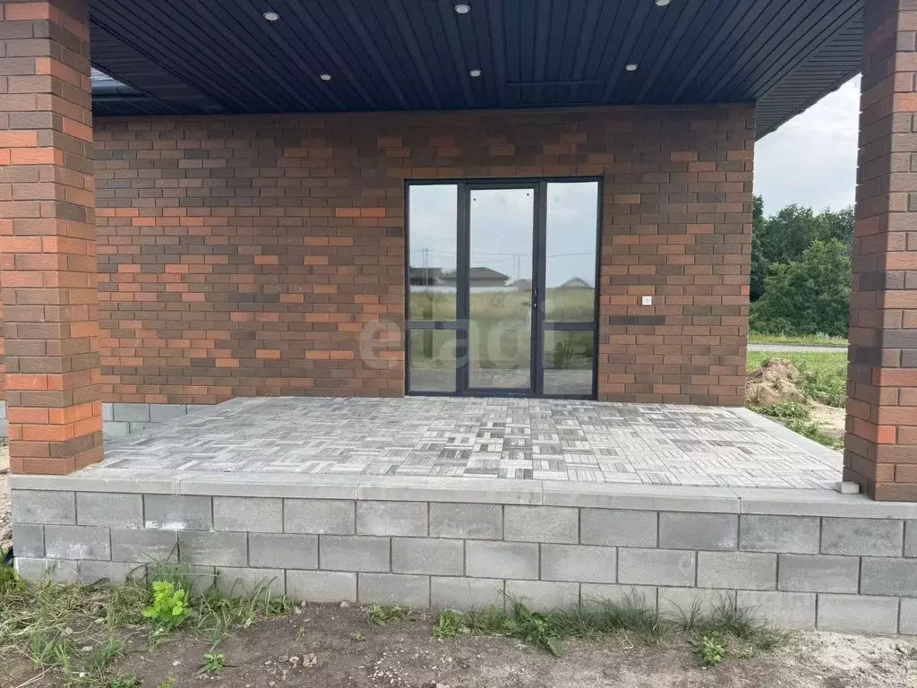 Дом в Белгородская область, Корочанский район, Мелиховское с/пос, с. ... - Фото 1