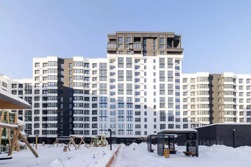 2-к кв. Тюменская область, Тюмень ул. Разведчика Кузнецова, 16А (82.7 ... - Фото 1