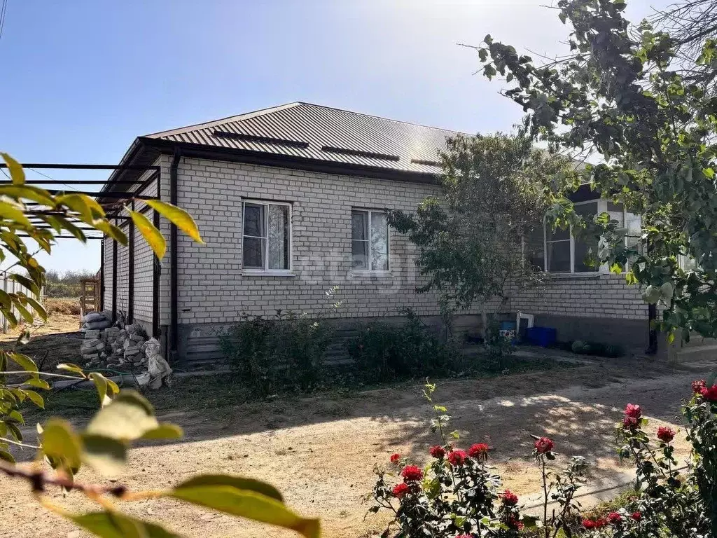 Дом в Астраханская область, Камызякский район, с. Никольское ... - Фото 1