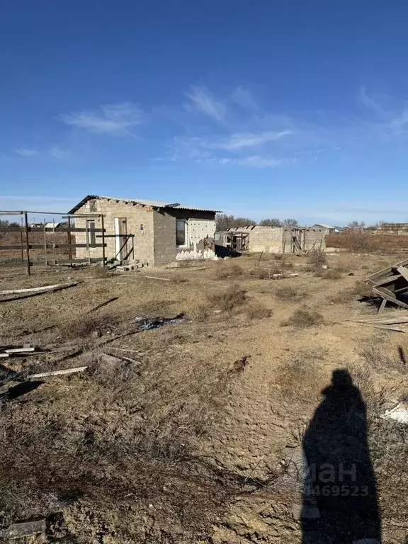 Участок в Астраханская область, Наримановский район, с. Верхнелебяжье ... - Фото 0