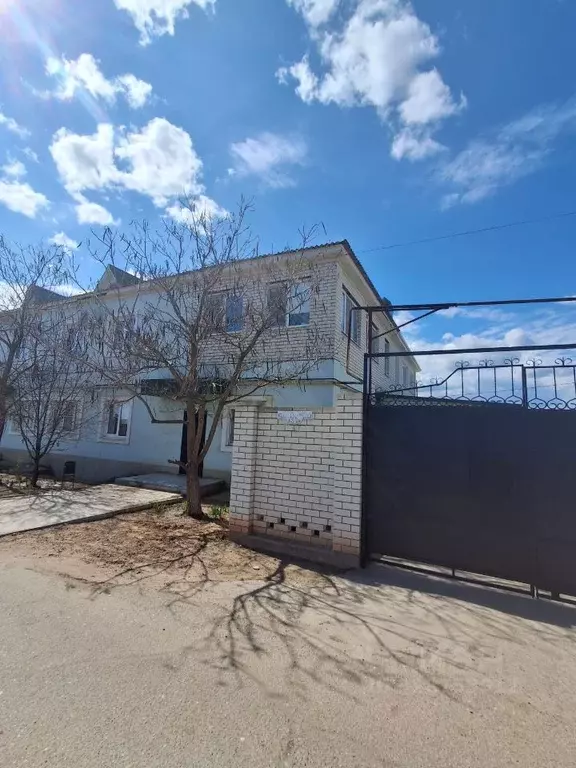 Дом в Астраханская область, с. Красный Яр ул. Карла Маркса, 80 (200 м) - Фото 1