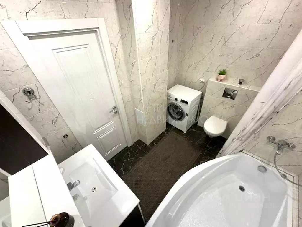 3-к кв. Тюменская область, Тюмень ул. Александра Митинского, 7 (92.6 ... - Фото 1