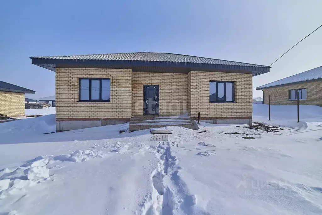 Дом в Башкортостан, Стерлитамакский район, Казадаевский сельсовет, с. ... - Фото 1