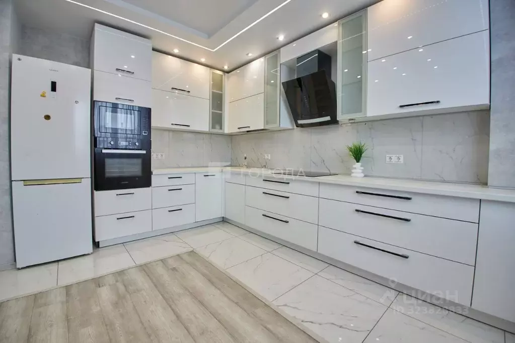 3-к кв. Кемеровская область, Новокузнецк ул. Звездова, 10 (94.0 м) - Фото 1