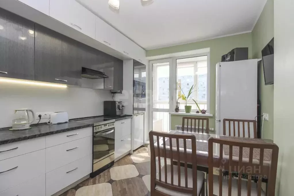 2-к кв. Омская область, Омск просп. Комарова, 21к2 (61.6 м) - Фото 1