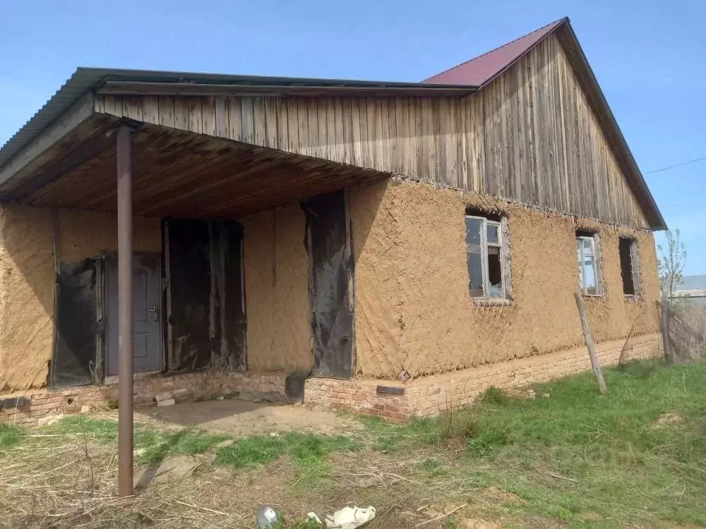 Дом в Оренбургская область, Бузулукский район, Новоалександровский ... - Фото 0