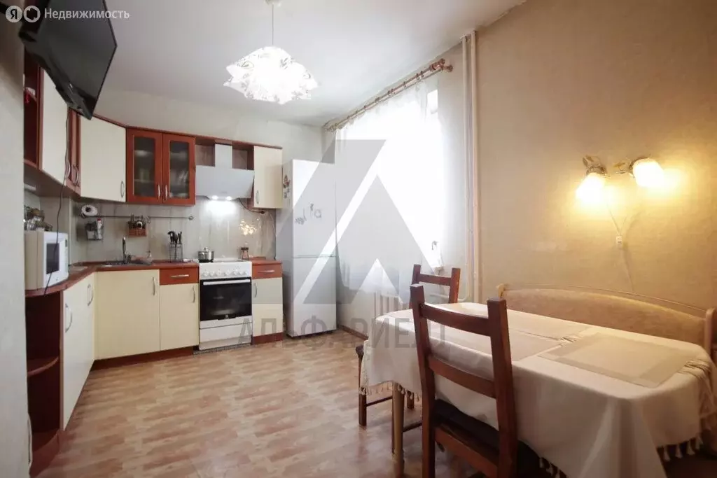 3-комнатная квартира: Омск, улица 6-я Линия, 180 (77 м) - Фото 1