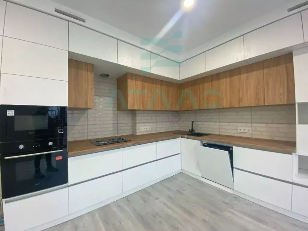 2-к кв. Крым, Симферополь ул. Аэрофлотская, 5Б (87.7 м) - Фото 1