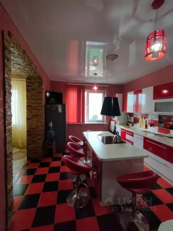 Дом в Крым, Сакский район, с. Уютное ул. Юрия Гагарина, 65 (250 м) - Фото 1