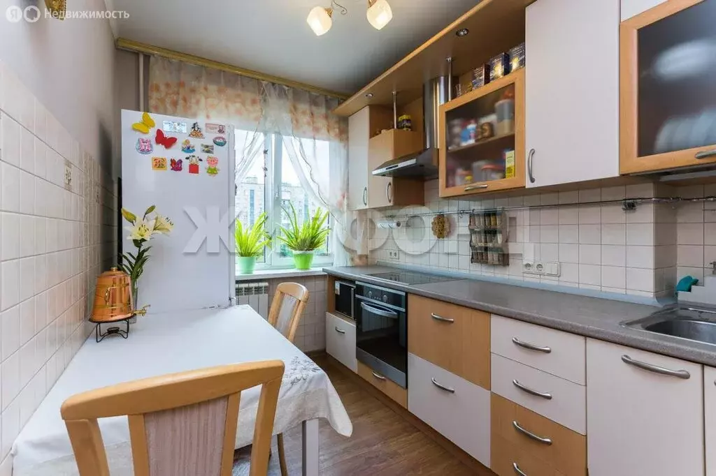 4-комнатная квартира: Новосибирск, улица Челюскинцев, 15 (73.7 м) - Фото 0