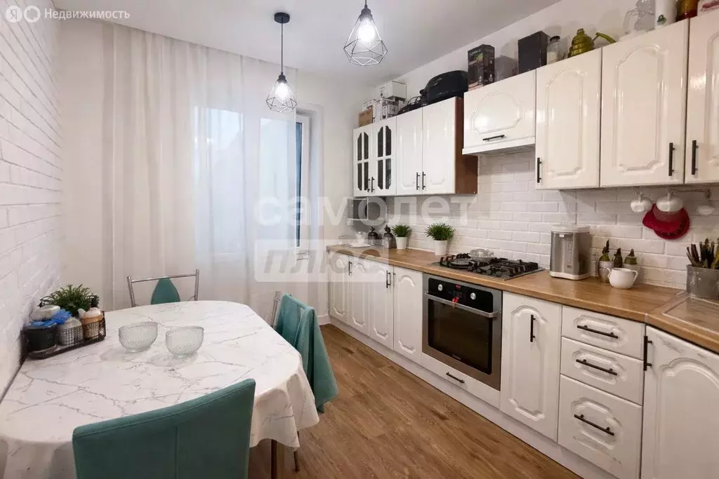 3-комнатная квартира: Астрахань, улица Куликова, 15 (70 м) - Фото 1