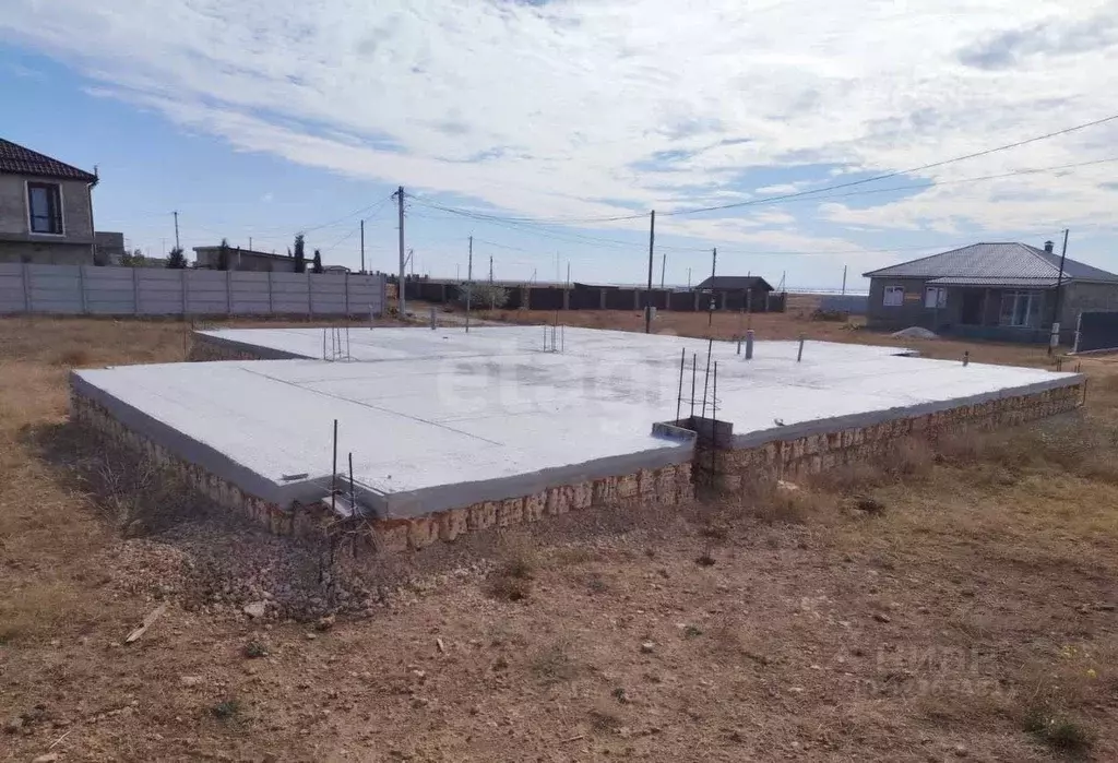 Участок в Крым, Сакский район, Суворовское с/пос, с. Каменоломня ул. ... - Фото 1