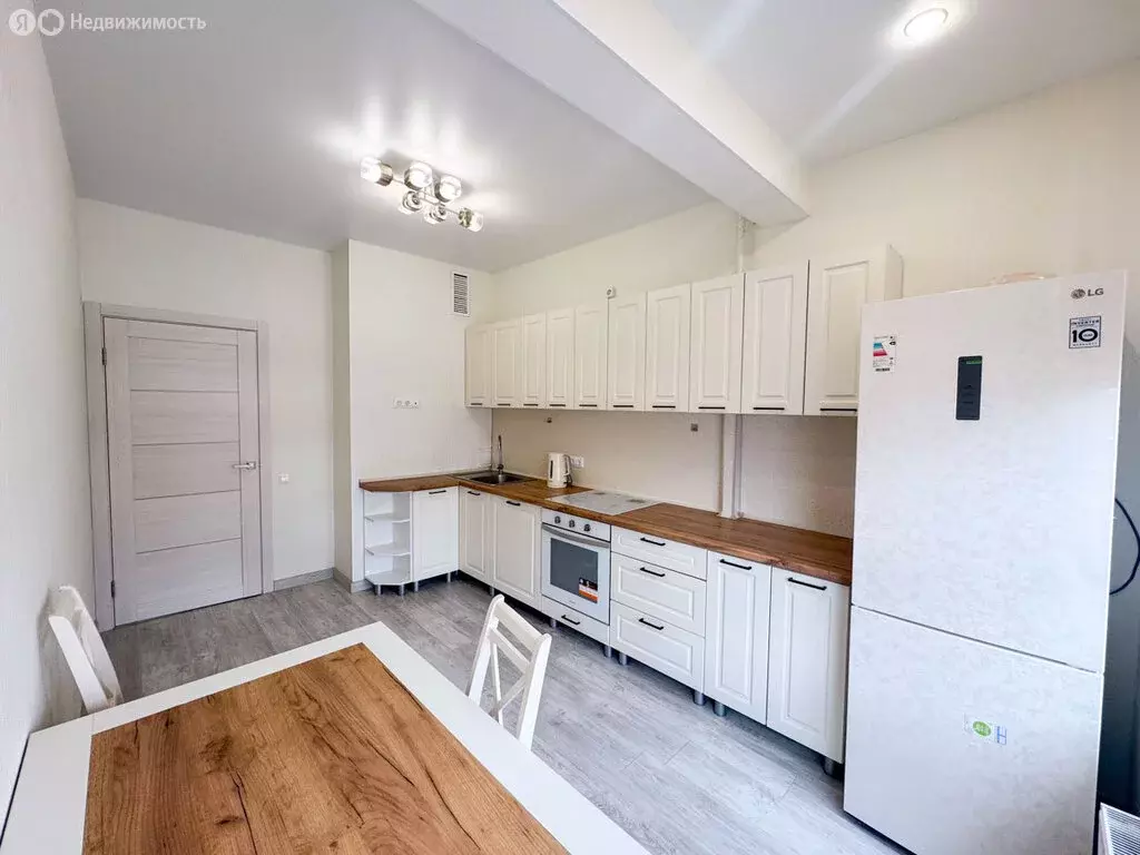 3-комнатная квартира: село Мирное, улица Крымской Весны, 4к1А (69.6 м) - Фото 1