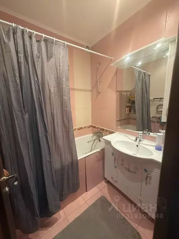 3-к кв. Омская область, Омск просп. Комарова, 15 (80.0 м) - Фото 0