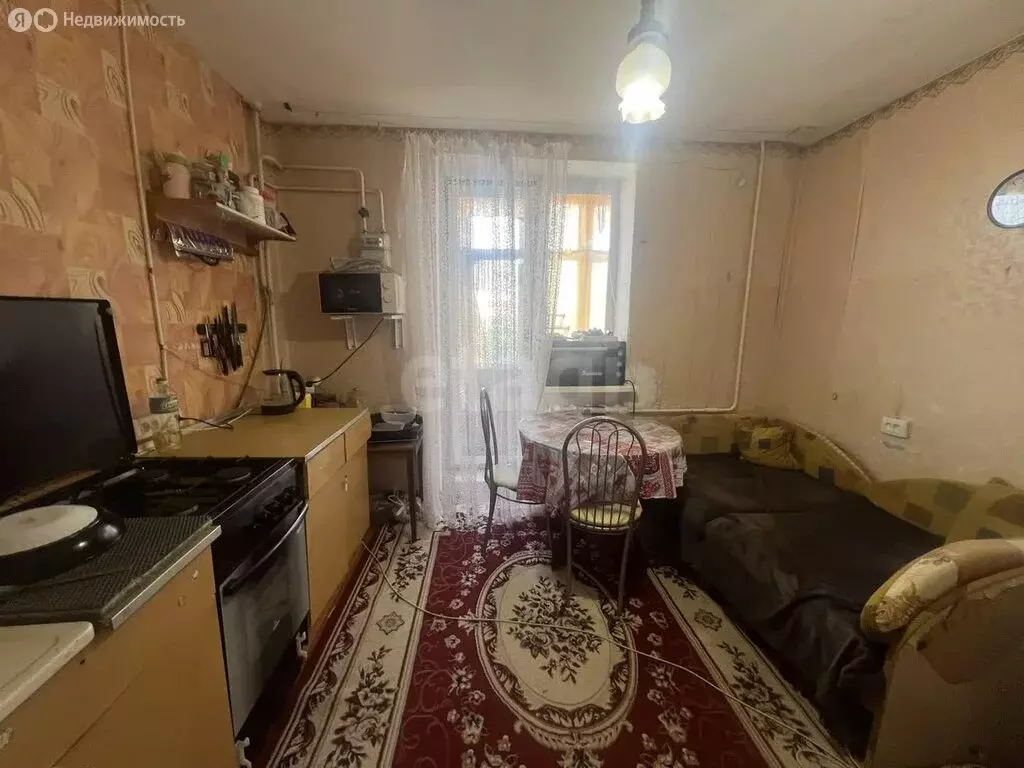 3-комнатная квартира: посёлок городского типа Красногвардейское, улица ... - Фото 0