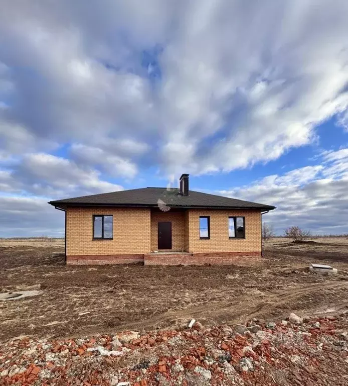 Дом в Саратовская область, Энгельсский район, Красноярское ... - Фото 0