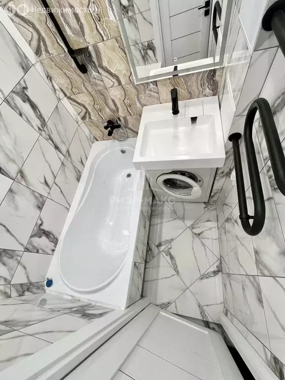3-комнатная квартира: Брянск, Бежицкий район, улица Камозина, 46 (60 ... - Фото 1