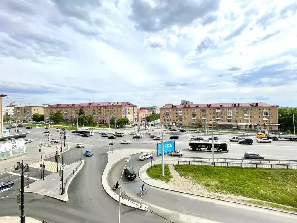 2-к кв. Омская область, Омск Ленинградская пл., 1 (42.0 м) - Фото 0