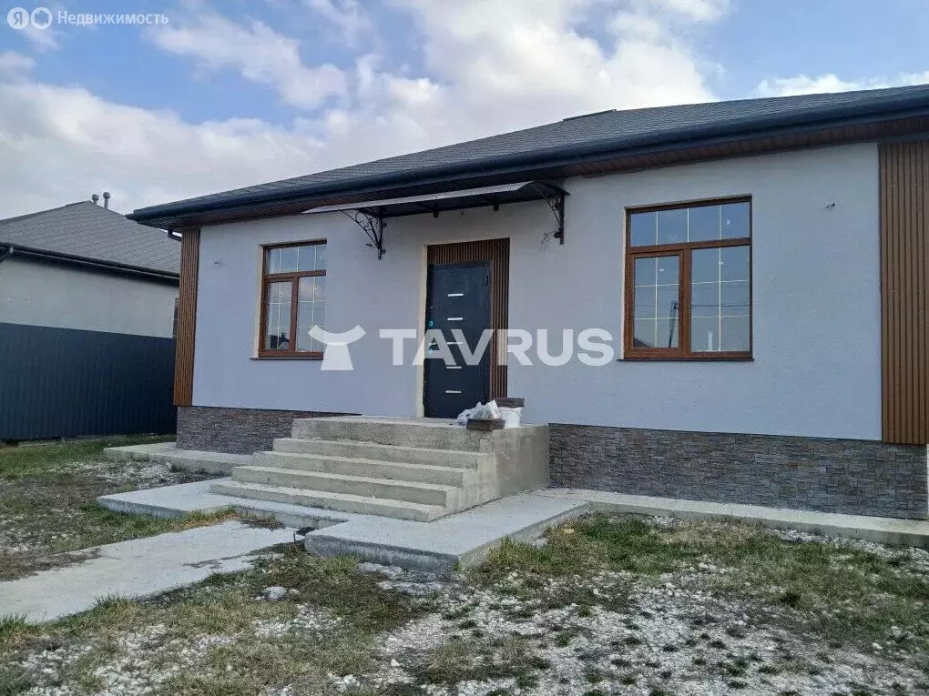 Дом в Мирное, Цветочная улица (100 м) - Фото 1