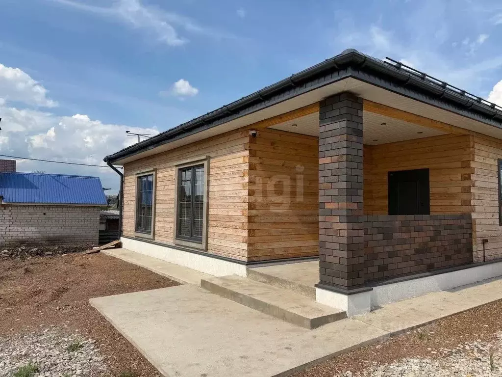 Дом в Башкортостан, Стерлитамакский район, Отрадовский сельсовет, с. ... - Фото 1