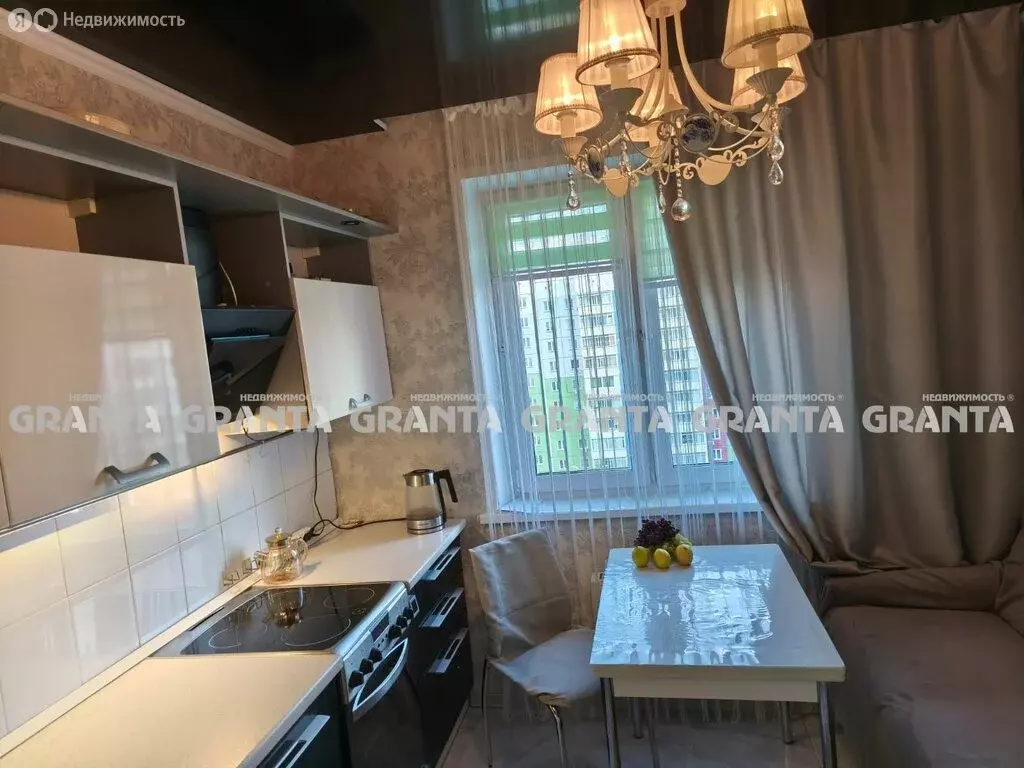 3-комнатная квартира: Красноярск, улица Дмитрия Мартынова, 15 (68 м) - Фото 1