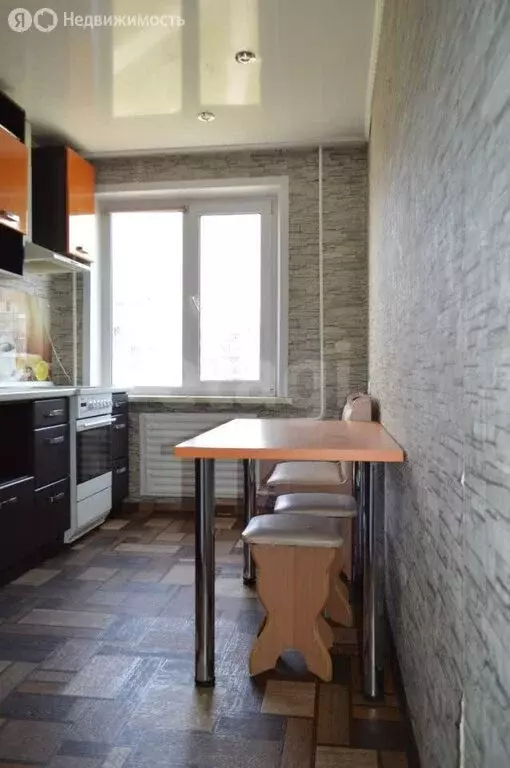 3-комнатная квартира: Барнаул, улица Бабуркина, 10 (62 м) - Фото 1